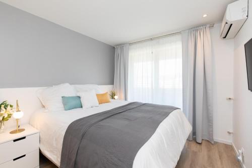 戛纳HeavnStay Suite Cannes Centre的白色的卧室设有一张大床和一个窗户