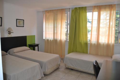 拉利内阿-德拉康塞普西翁米拉玛酒店的酒店客房设有两张床和窗户。