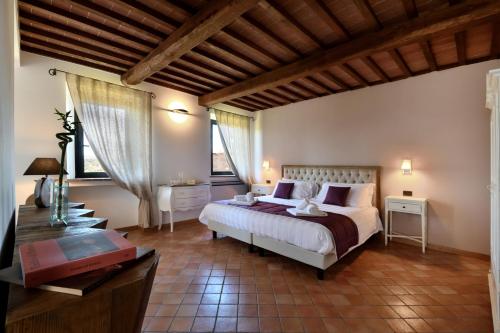 VillastradaPorsenna Resort的卧室配有一张床、一张书桌和窗户。