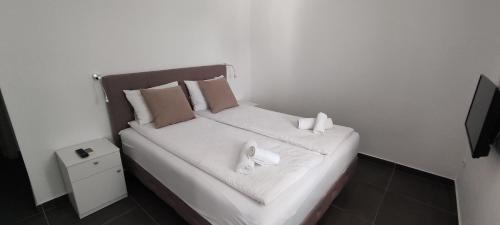 斯韦蒂·斯特凡卓然公寓的一间卧室配有一张床,上面有两条毛巾