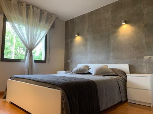 桑亨霍Apartamento Sanxenxo Vilalonga的一间卧室设有一张大床和一个窗户。