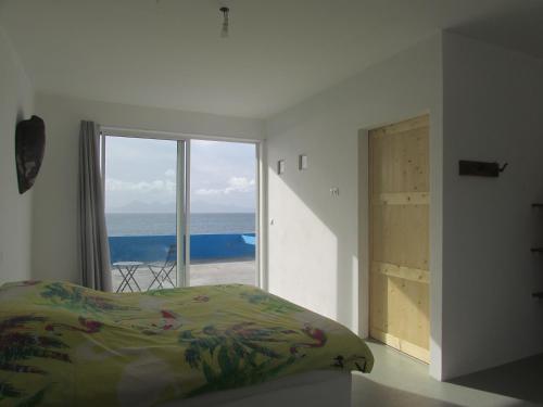 波多诺伏Cap-Azul的一间卧室配有一张床,享有海景