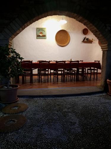 廖拉萨尔多石榴2号农家乐的一间带桌椅的用餐室