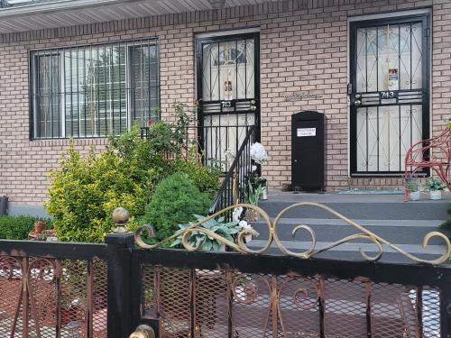 布鲁克林Cozy & Relax LLC Airb&b的前面有铁艺围栏的房子