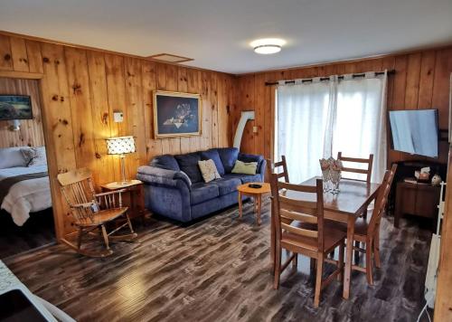 英戈尼什海滩Knotty Pine Cottages, Suites & Motel Rooms的客厅配有沙发和桌子