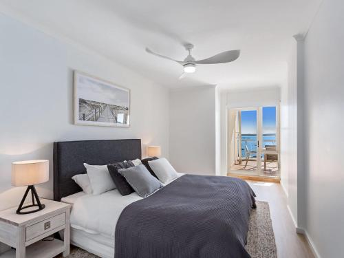 浅滩湾防波堤403号公寓的一间卧室配有一张床,享有海景