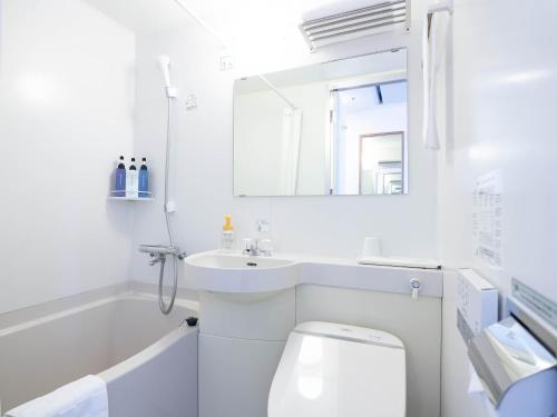 长崎长崎出岛丽景酒店的白色的浴室设有水槽和卫生间。