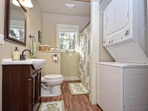 温伯利Cabins at Flite Acres-Mockingbird Cabin的一间带水槽和卫生间的小浴室