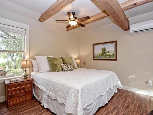 温伯利Cabins at Flite Acres-Mockingbird Cabin的一间卧室配有一张床和吊扇