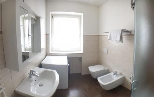阿夏戈Asiago Millepini的白色的浴室设有水槽和卫生间。