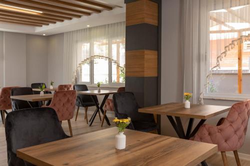 安塔利亚Toprak Apart Otel的用餐室配有木桌和椅子
