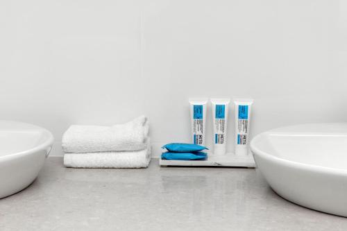 珀斯Suite 310 Sandcastles 3 Bedroom Deluxe的浴室设有2个白色水槽和毛巾。