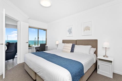 珀斯Suite 310 Sandcastles 3 Bedroom Deluxe的一间白色的卧室,配有一张床,享有海景
