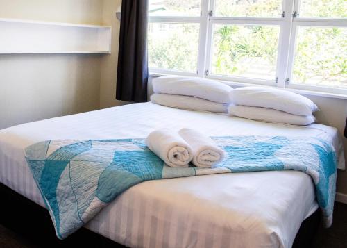派西亚Rehutai Beach House的一张带毛巾的床和窗户