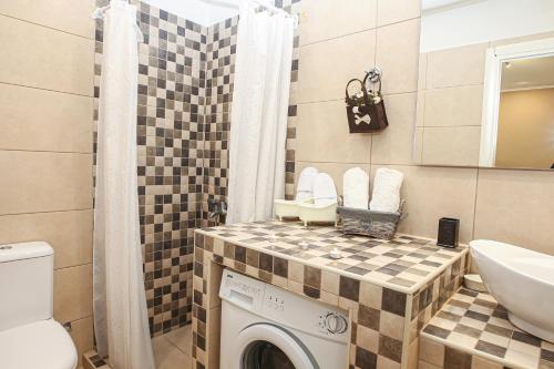 阿普索斯STAVROS HOUSE的浴室配有洗衣机和烘干机。