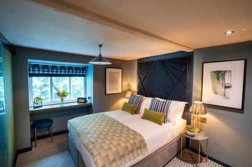 赛伦塞斯特Ingleside House的一间卧室设有一张床和一个窗口