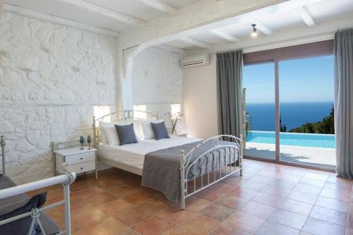 苏卡雷斯阿奎特拉别墅的一间卧室配有一张床,享有海景
