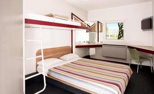 弗里尼欣SUN1 Vereeniging的一间卧室配有双层床和书桌