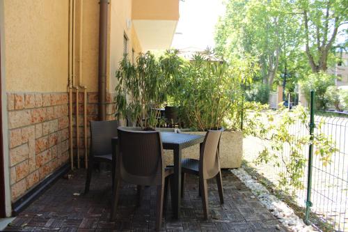 加尔达湖滨皇家住宅公寓式酒店 的种有植物的庭院里的桌椅