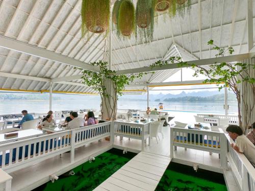 Ban Chieo Ko500莱流动度假村的海景餐厅