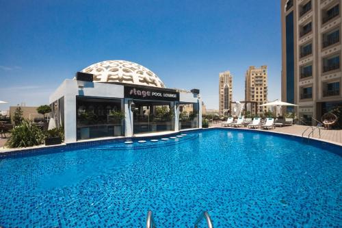 迪拜Occidental Al Jaddaf, Dubai的大楼前的大型游泳池