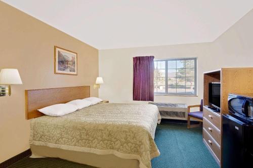 巴特尔芒廷巴特蒙特速8酒店的酒店客房,配有床和电视