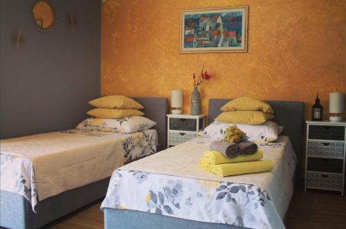 科尔丘拉Marina Guesthouse的一间卧室配有两张带毛巾的床