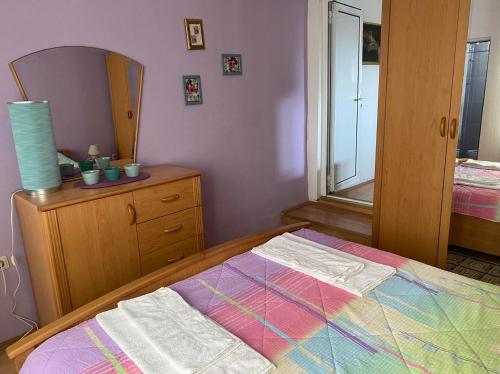 索科矿泉村Gala的一间卧室配有一张带梳妆台和镜子的床