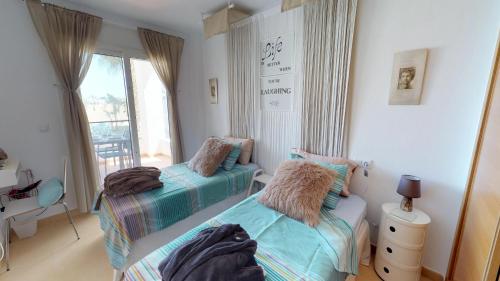 罗尔丹Casa Arancha - A Murcia Holiday Rentals Property的带窗户的客房内的两张床
