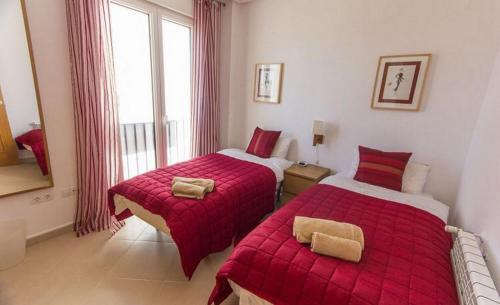 罗尔丹Casa Jurel - A Murcia Holiday Rentals Property的一间卧室设有两张床和窗户。