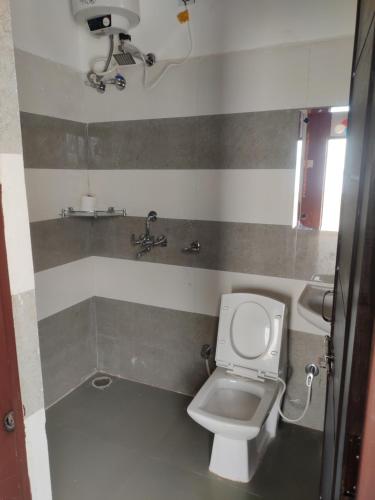 卡纳塔尔Dev Bhoomi Resort的一间带卫生间和水槽的浴室