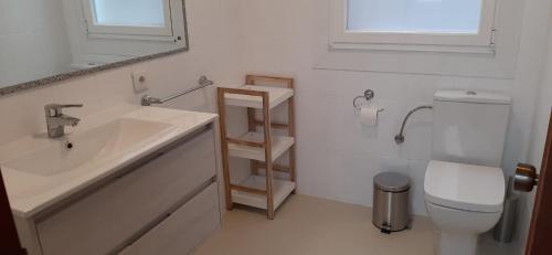 维戈Casablanca 95的一间带水槽、卫生间和镜子的浴室