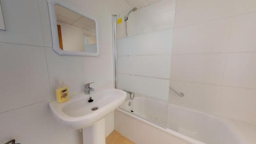 Casa Atalya - A Murcia Holiday Rentals Property的一间浴室
