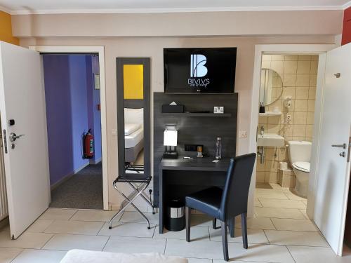 卢森堡BIVIUS Hotel Restaurant Luxembourg的一间带书桌、水槽和卫生间的浴室