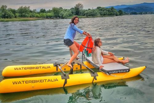 多尔梅莱托湖上肖像住宿加早餐旅馆的两个女人在水面上乘着一条黄木筏