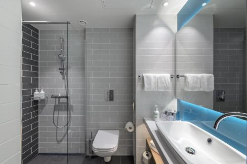 富尔达Holiday Inn Express - Fulda, an IHG Hotel的带淋浴、卫生间和盥洗盆的浴室