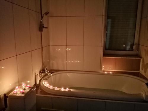 康斯坦察Pensiunea Pont-Euxin的浴室设有浴缸,周围设有圣诞灯