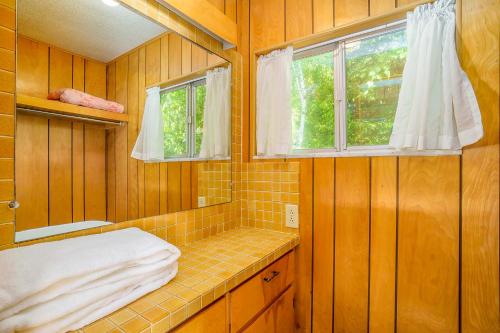 BeulahGrandma's Sandbox的带淋浴和盥洗盆的浴室以及窗户。