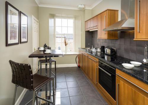 爱丁堡Old Town Suites - Nicolson的厨房配有桌子和台面