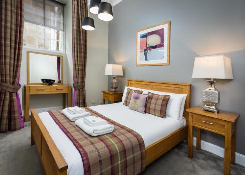 爱丁堡Old Town Suites - Nicolson的一间卧室配有一张床,上面有两条毛巾