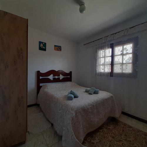 坎波斯杜若尔当Casa Quintanilha的一间卧室配有一张带两个枕头的床