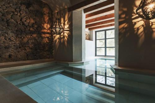 Vilassar de DaltNits de Bosc的一座房子里一个带玻璃地板的室内游泳池