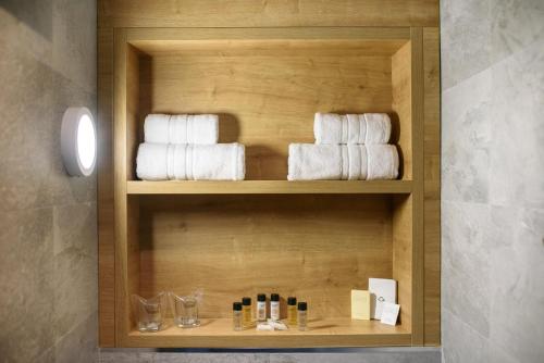 杜布罗夫尼克Ora Luxury Rooms的木制架子上带两条毛巾的浴室