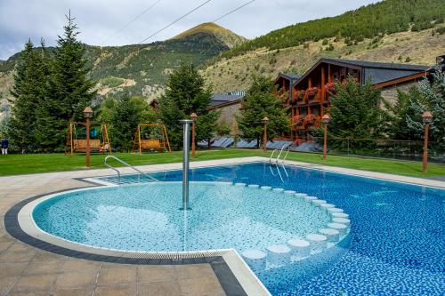 埃尔塔特北欧酒店的度假村中央的游泳池