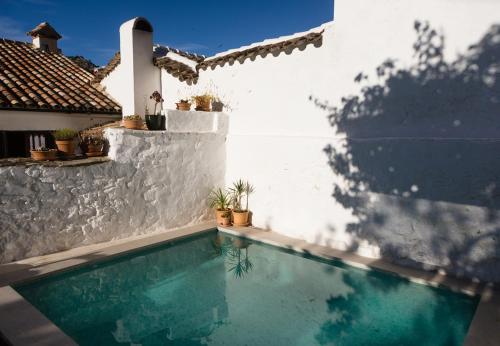 比利亚伦加德尔罗萨里奥Casa De Los Cuadros的白色墙壁前的游泳池