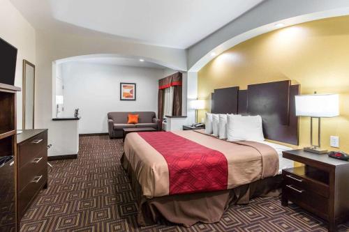 斯普林Scottish Inns & Suites Spring - Houston North的酒店客房,配有床和沙发