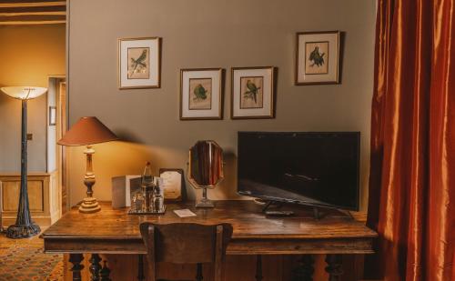 翁弗勒尔鲁西住宅酒店的一张桌子,上面有一台电视