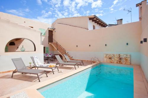 佩特拉Casal de Petra - Rooms & Pool by My Rooms Hotels的一座带游泳池和房子的别墅
