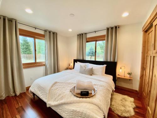 莱文沃思The Cascade Chalet - Leavenworth的一间卧室配有一张大床,上面有托盘