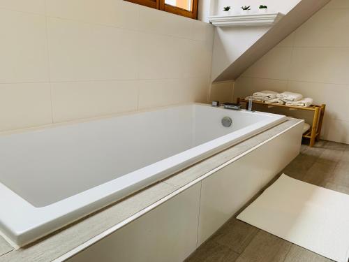 洛伊查赫Ferienwohnung Heidi的浴室内设有大型白色浴缸。
